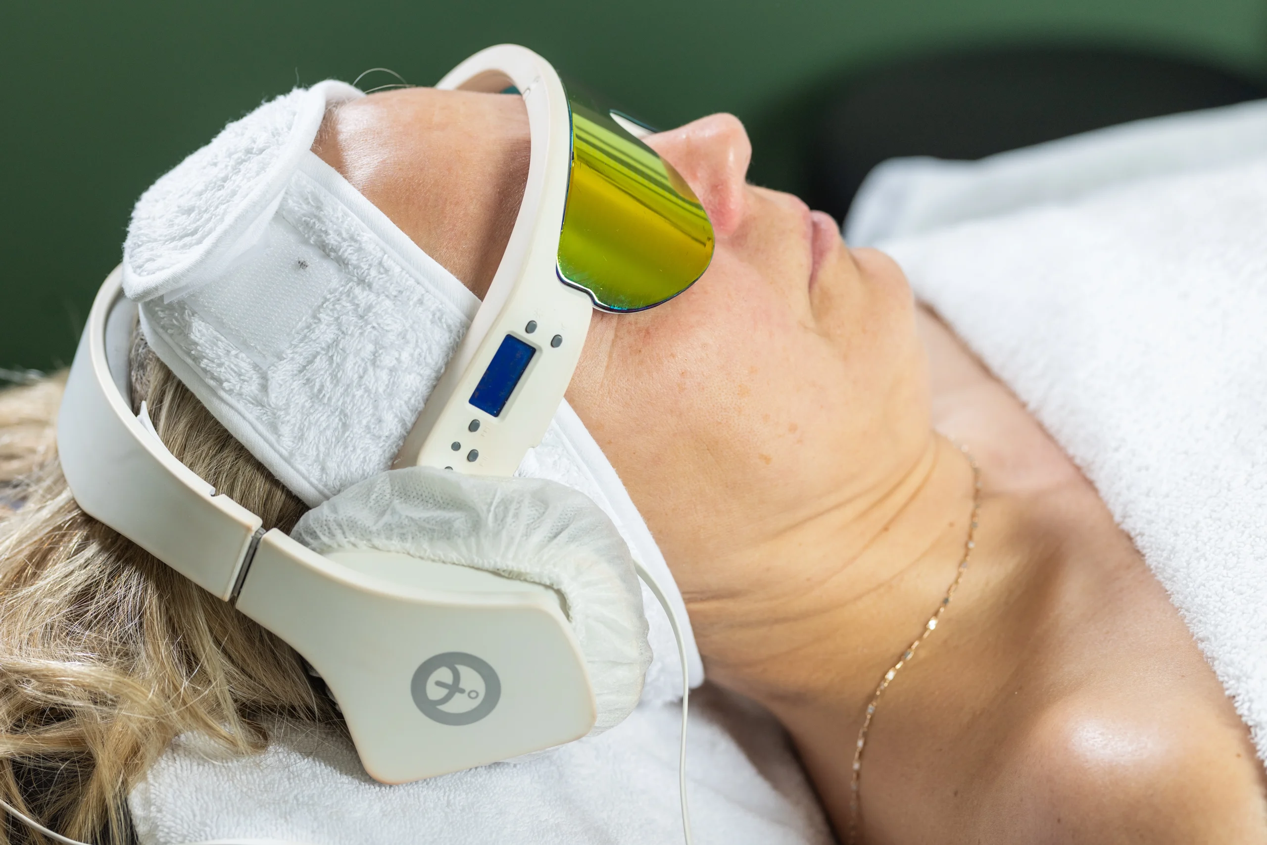 Femme blonde au teint de peau blanc recevant des services de PSIO chez Esthétique Marie-Christelle